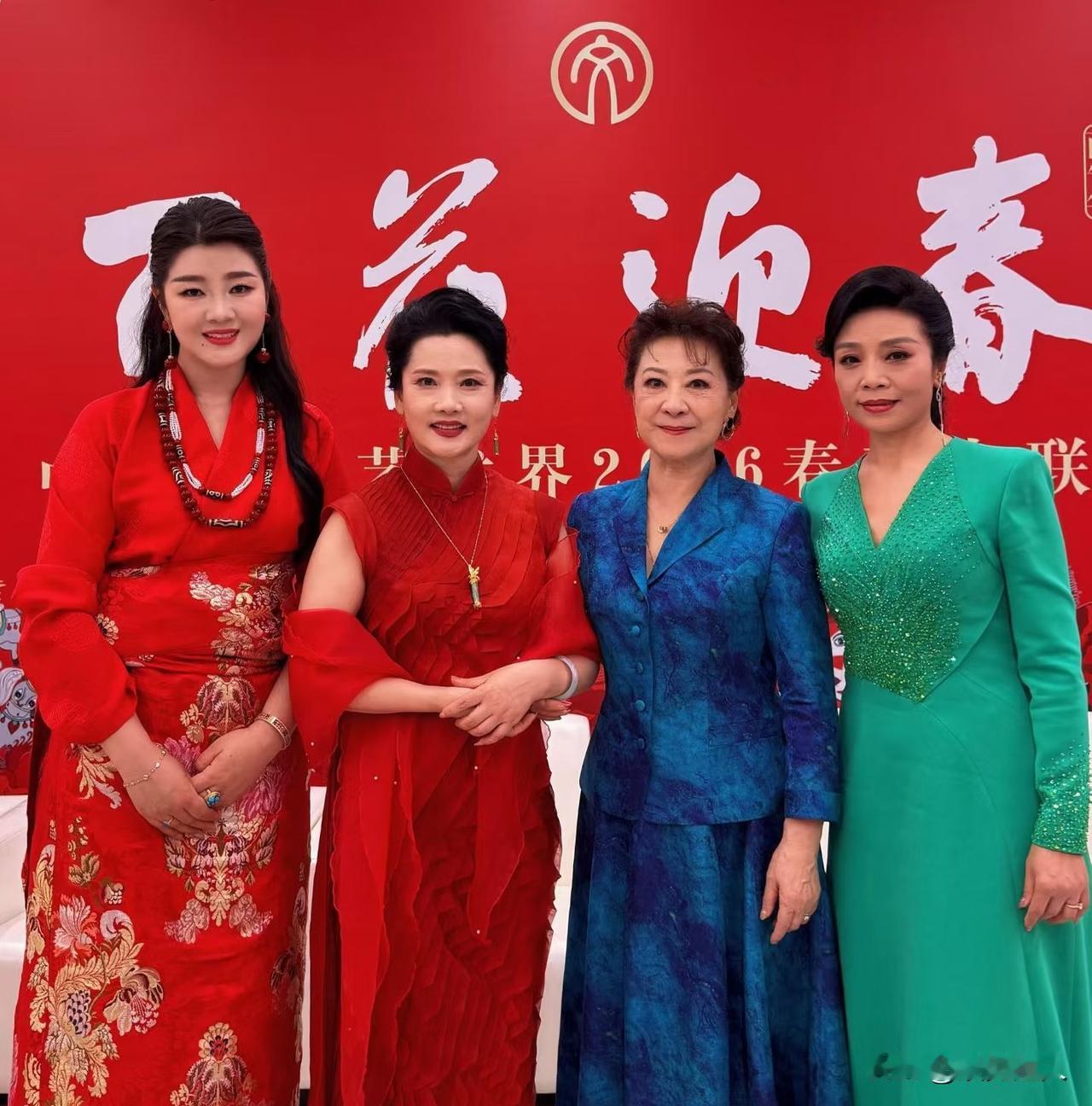 “百花迎春”春晚这波老牌女神同框太圈粉了！一眼惊艳：演员何赛飞61岁，王馥荔