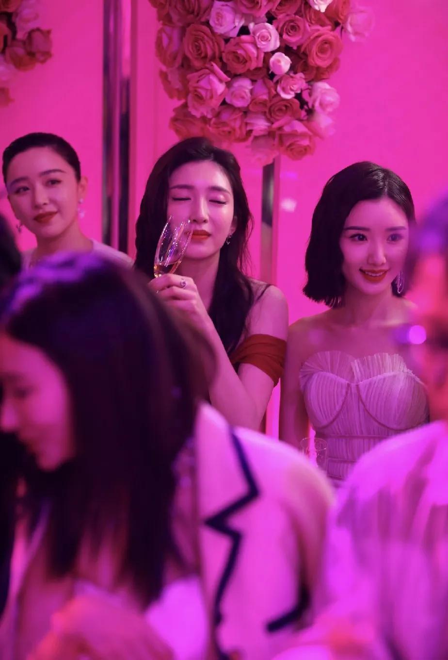 女明星喝酒姿势也这么高级吗？为什么都做这样的表情[笑着哭]看来这酒真的很好喝，
