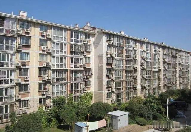 辽宁大连，一男子和丧偶女子结婚后，住在女子婚前买的房里，女子亡夫留了套二居室给儿