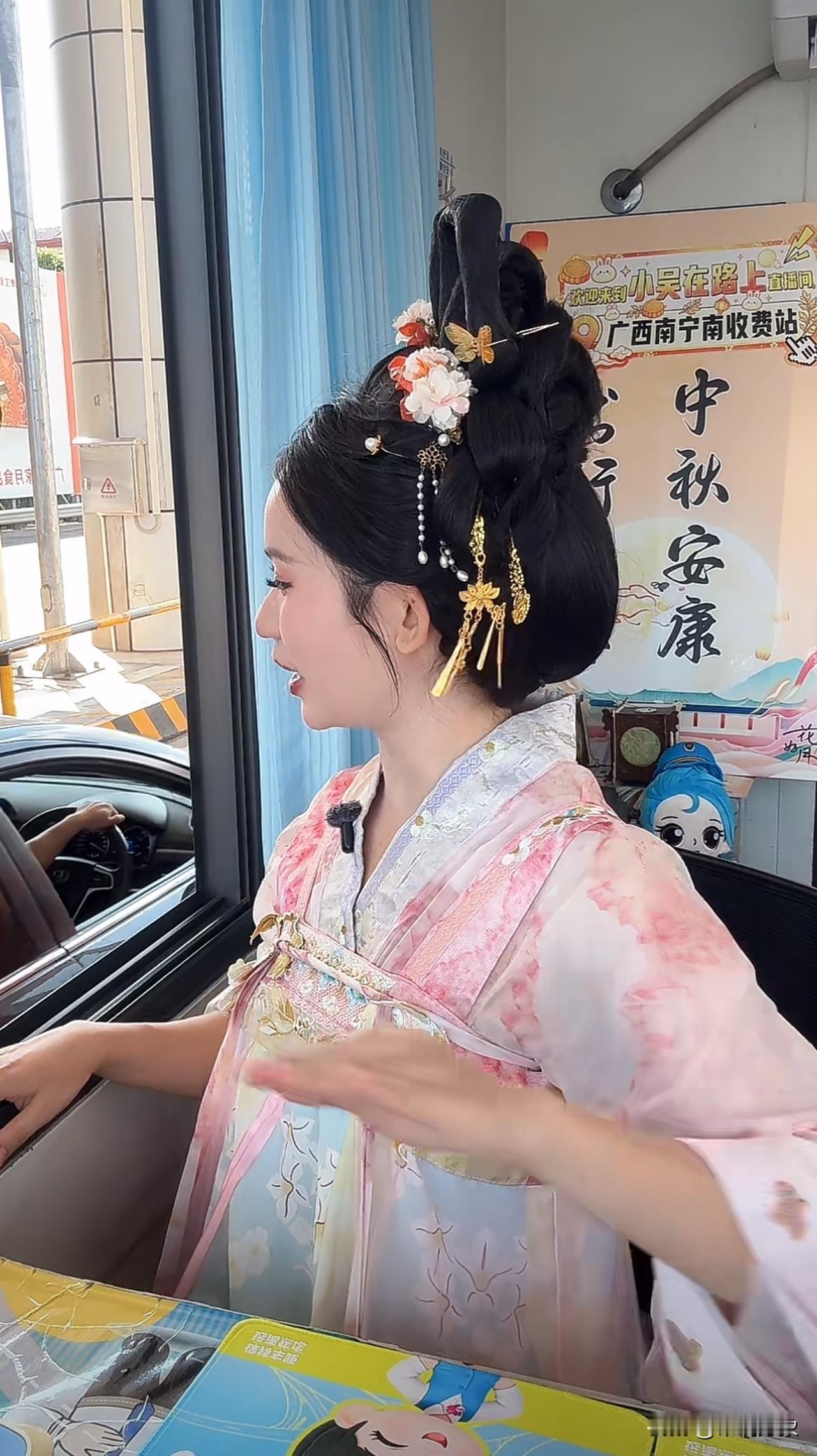 中秋节，收费站的小姐姐