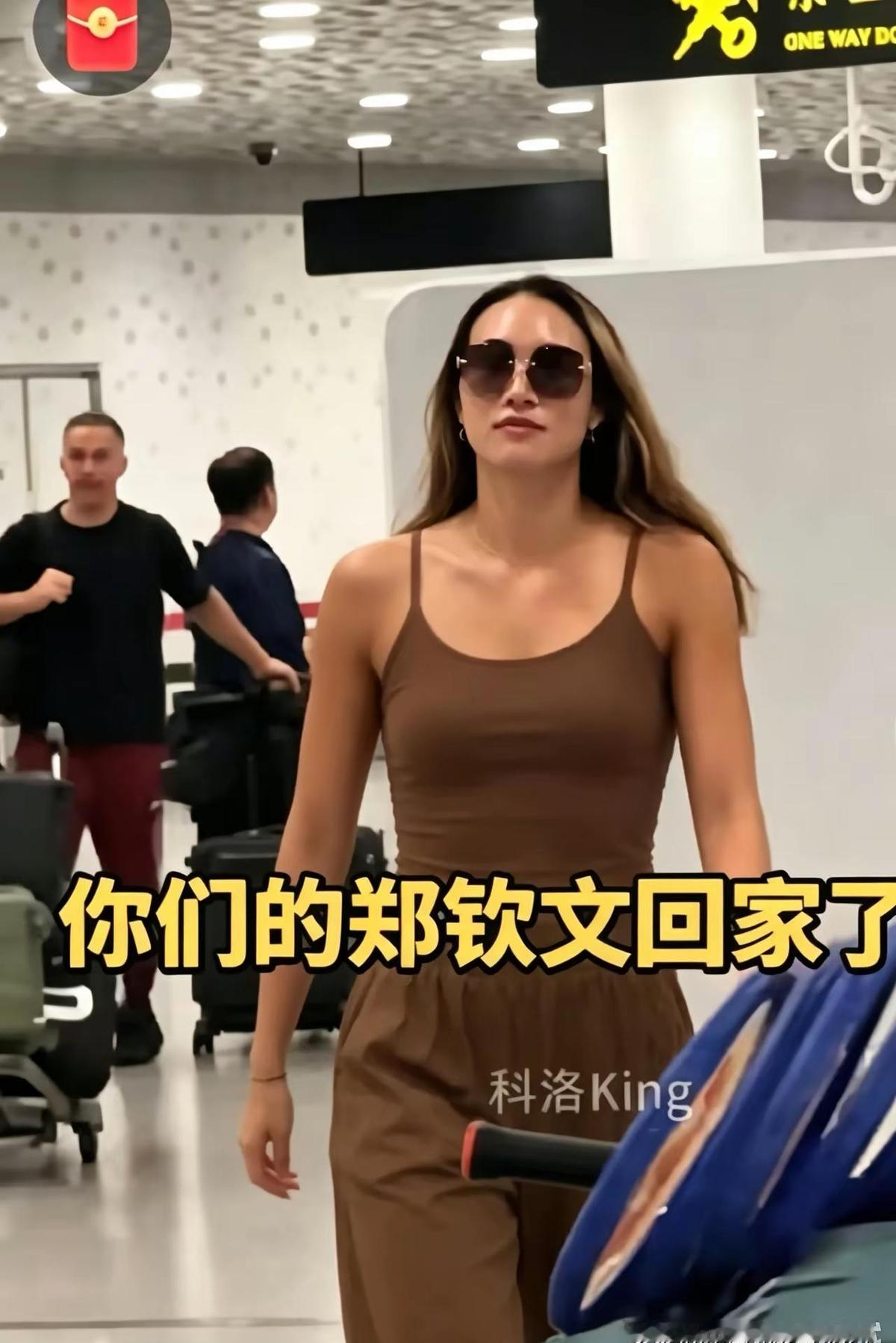 郑钦文最近复出打比赛，换了套新的场上造型。我看照片的时候，第一眼被触到的不是衣服本身，而是她站在那里