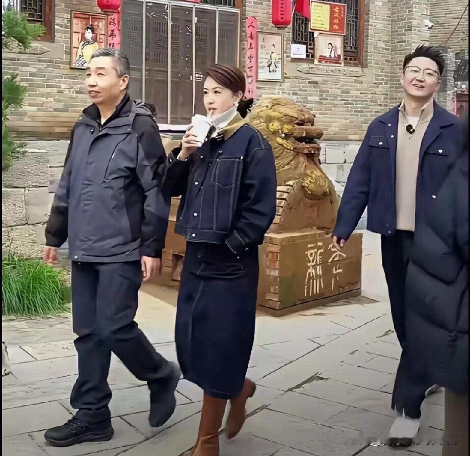 不愧是曾经的央视一姐，离开平台之后的她比周涛要有气质，眼神温柔含着笑，走路都那么