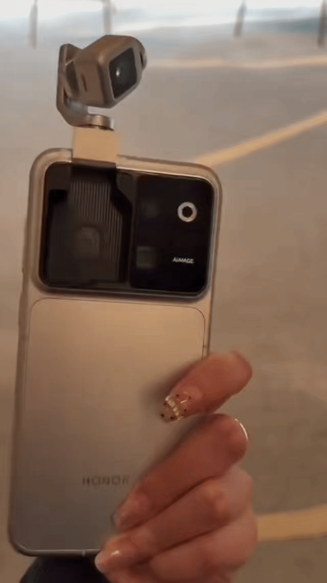 看到几张荣耀RobotPhone的真机上手图，这个造型确实真的有点迷人。曾经的