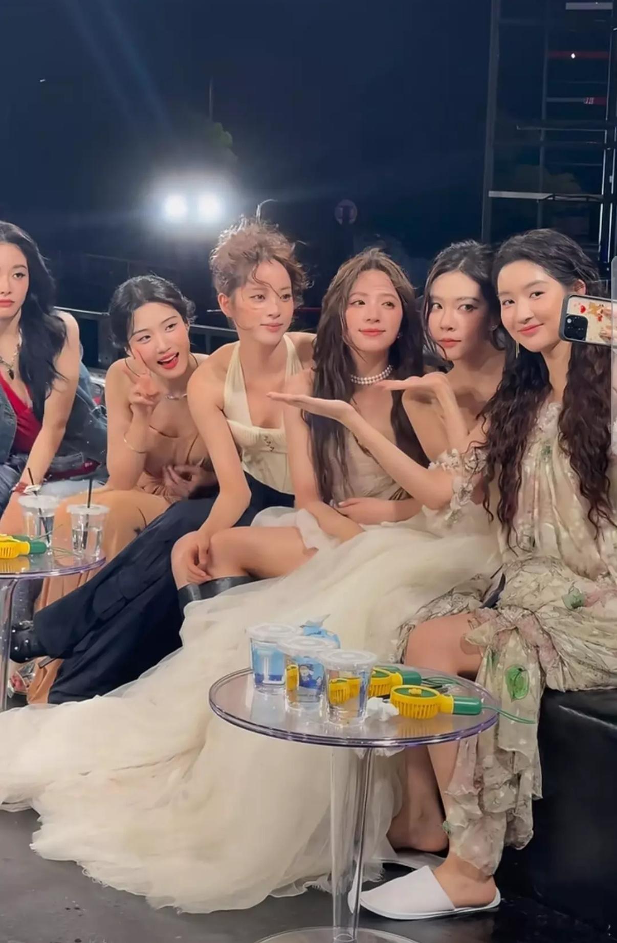 不懂为什么总是嘲卢昱晓的颜值她在一群女明星里也还是很养眼着实娇憨​​​