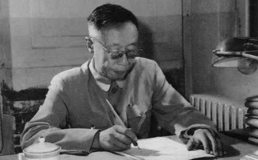 1963年，溥仪在北京街道闲逛，看到一烧饼摊，于是便买了一个。没想到刚吃了一口，