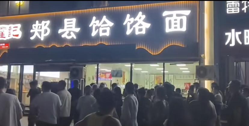 千万不要惹网民，评论区一边倒，门口再聚上这么多人，生意还怎做，干脆当场关门，员工