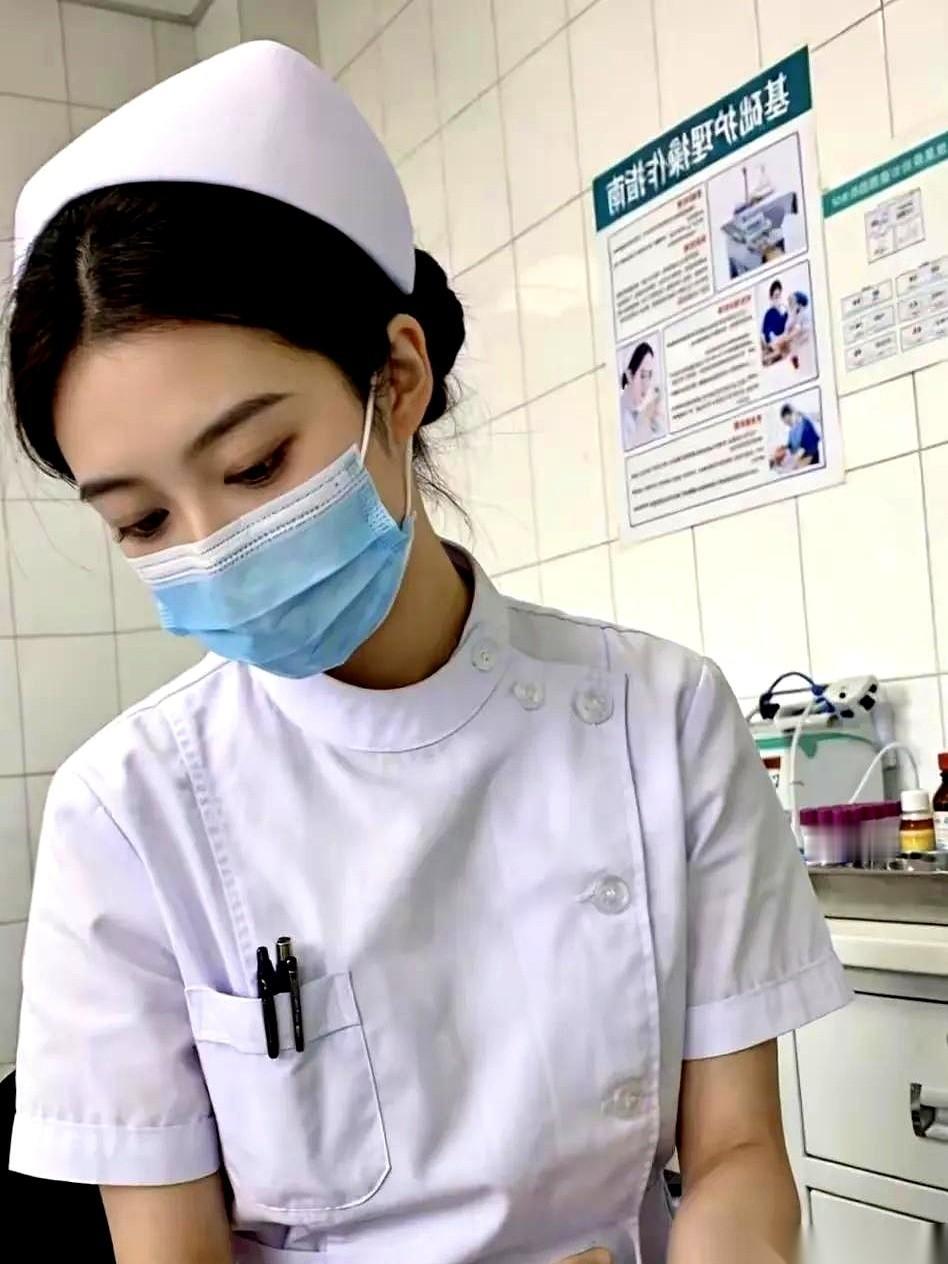 那个护士的段子火了。我们把镜头拉回去。病房里，消毒水味儿混着一丝沉闷。一个男生