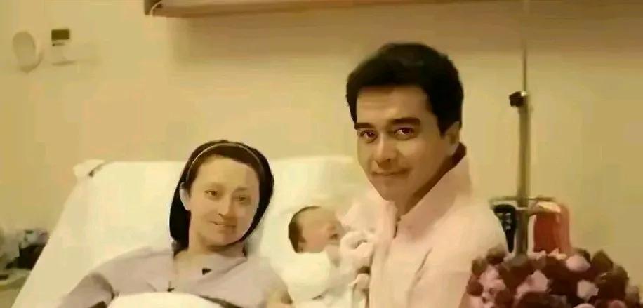 许亚军真的疼这个小儿子，从小到大当眼珠子一样。送小儿子出国，天天晒小儿子的生活照