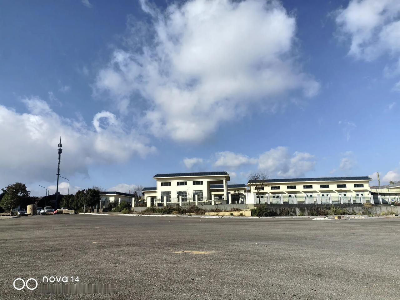 2022年，头脑里进水，昆明官渡买了一套房，110个平方，售价145万，当时背了