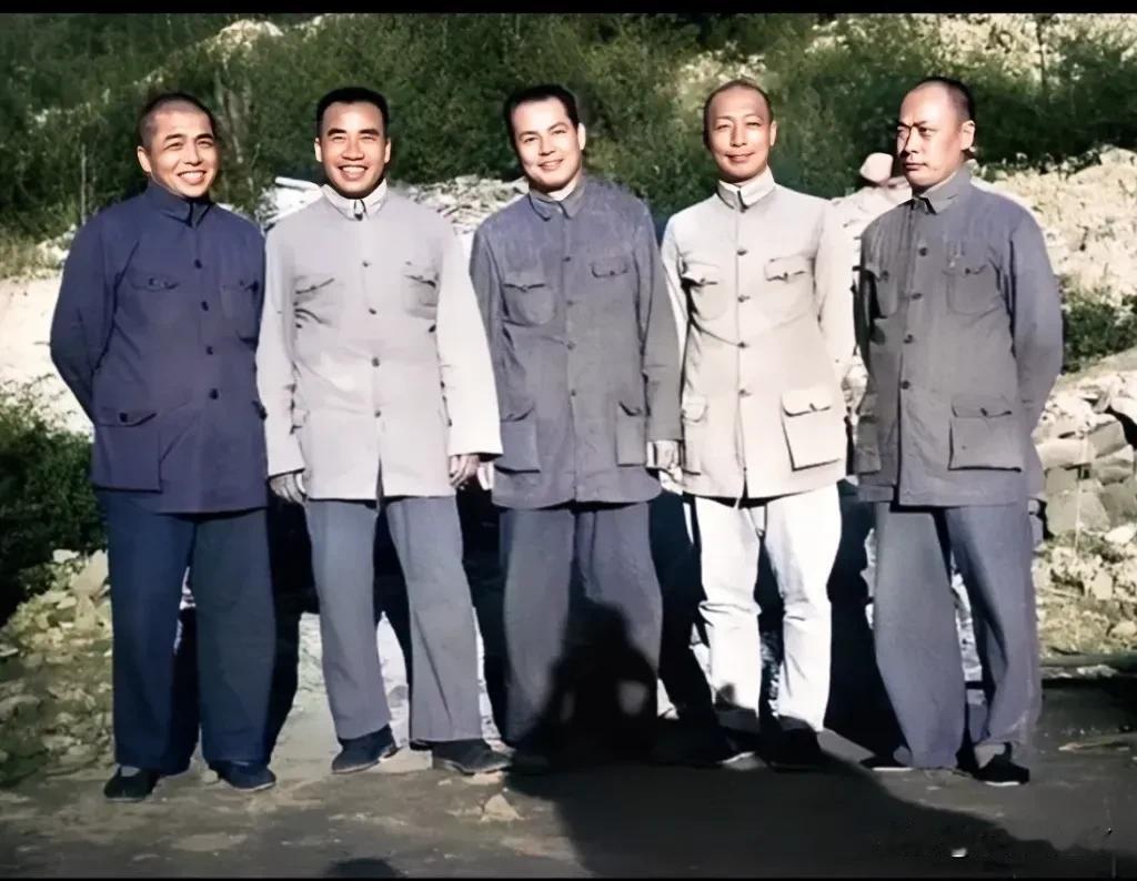 这张照片实在太珍贵了，看看1944年在革命圣地延安的五位民族脊梁吧！这不是演戏，