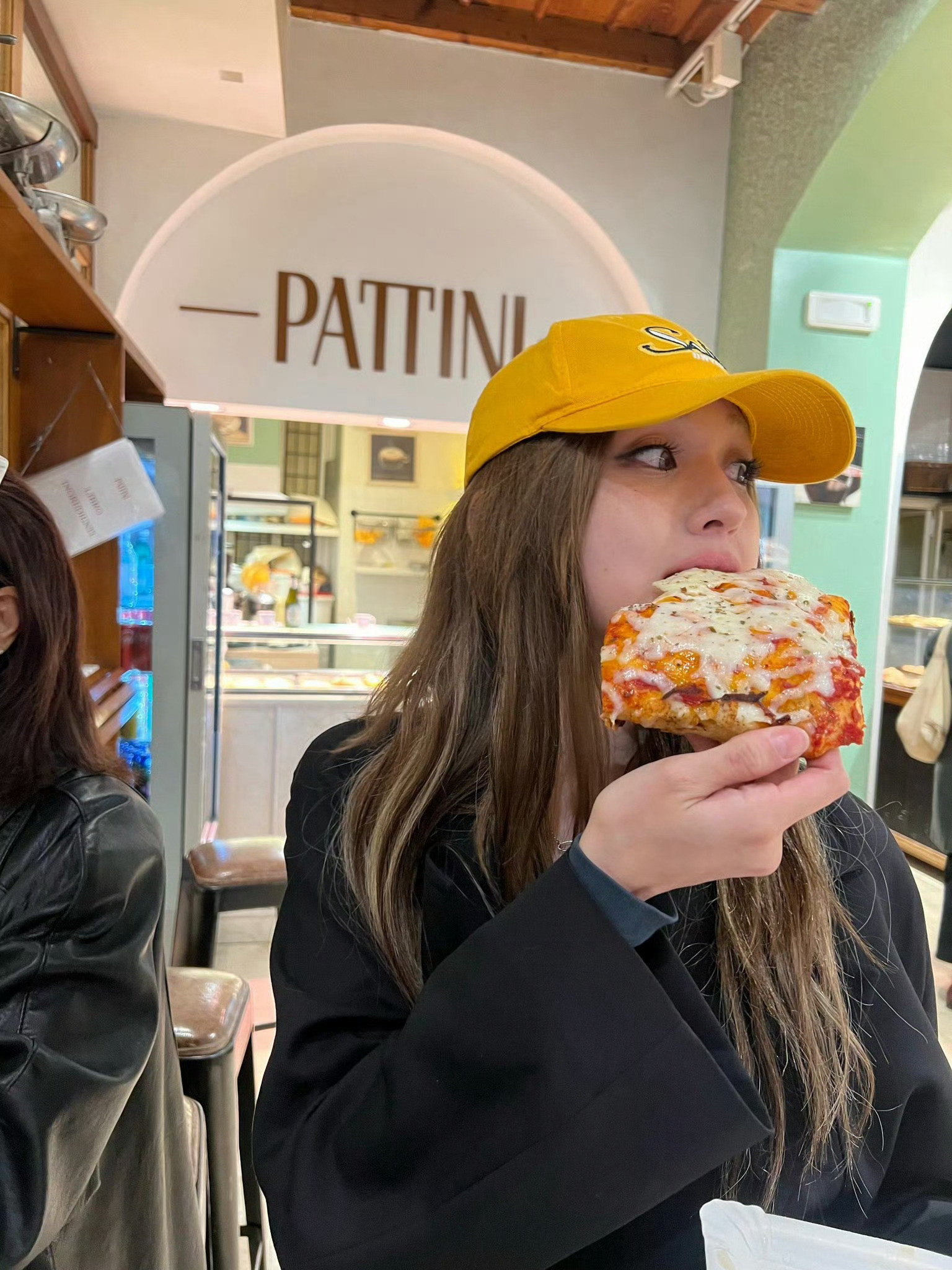 存一些somi拍照姿势🍕🥨🥫​​​