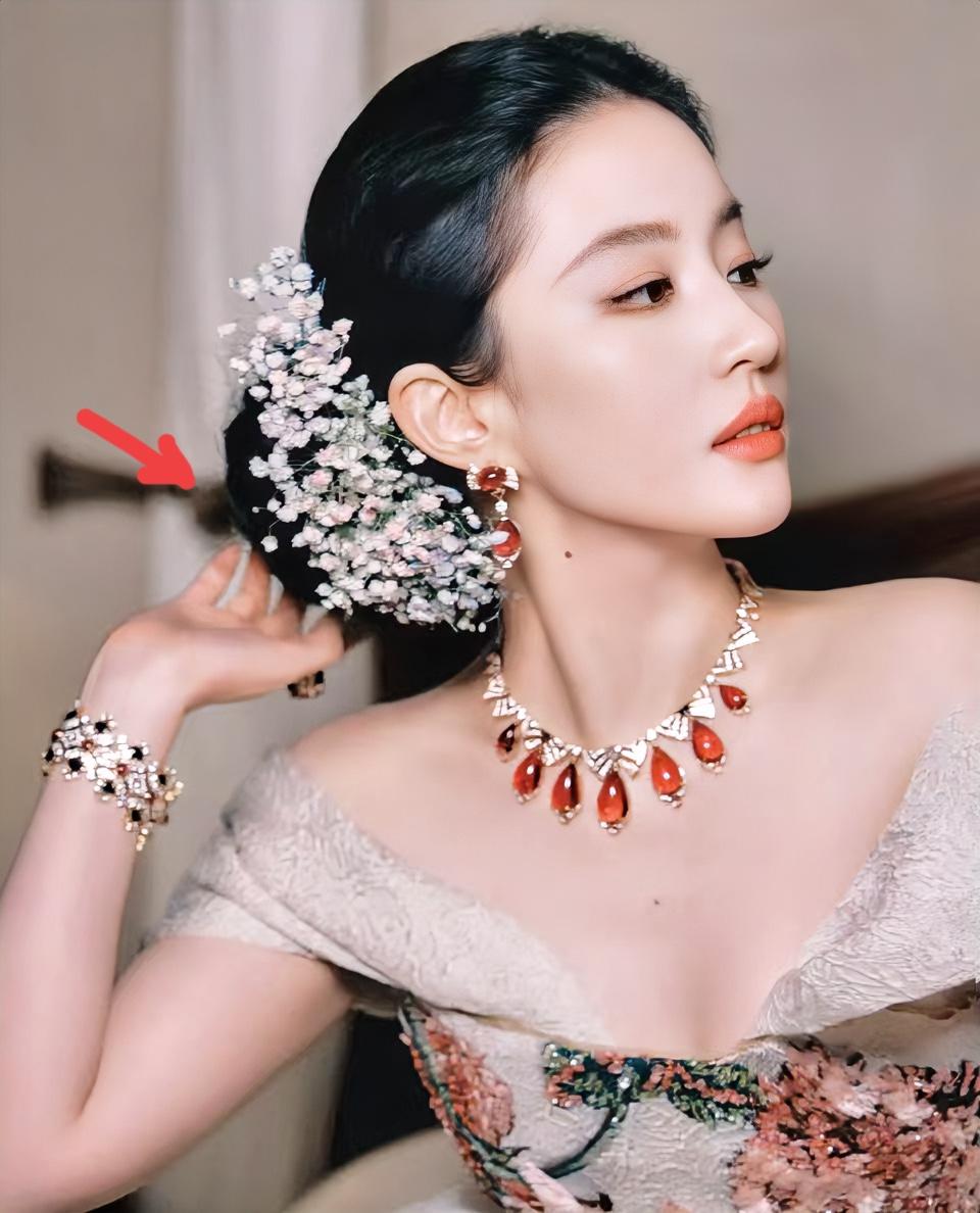 “人靠衣装马靠鞍”这句话要改了,配饰土不土不重要,戴到谁头上才重要,不信你看