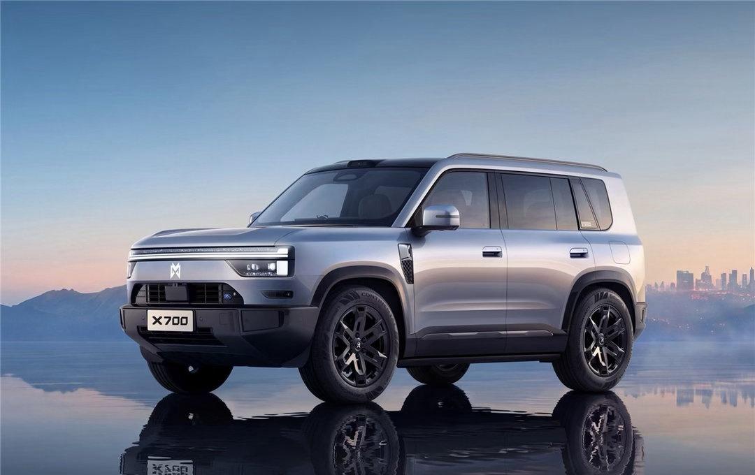 猛士X700作为方盒子硬派SUV，兼顾城市通勤与越野玩乐，颜值气场拉满。方正