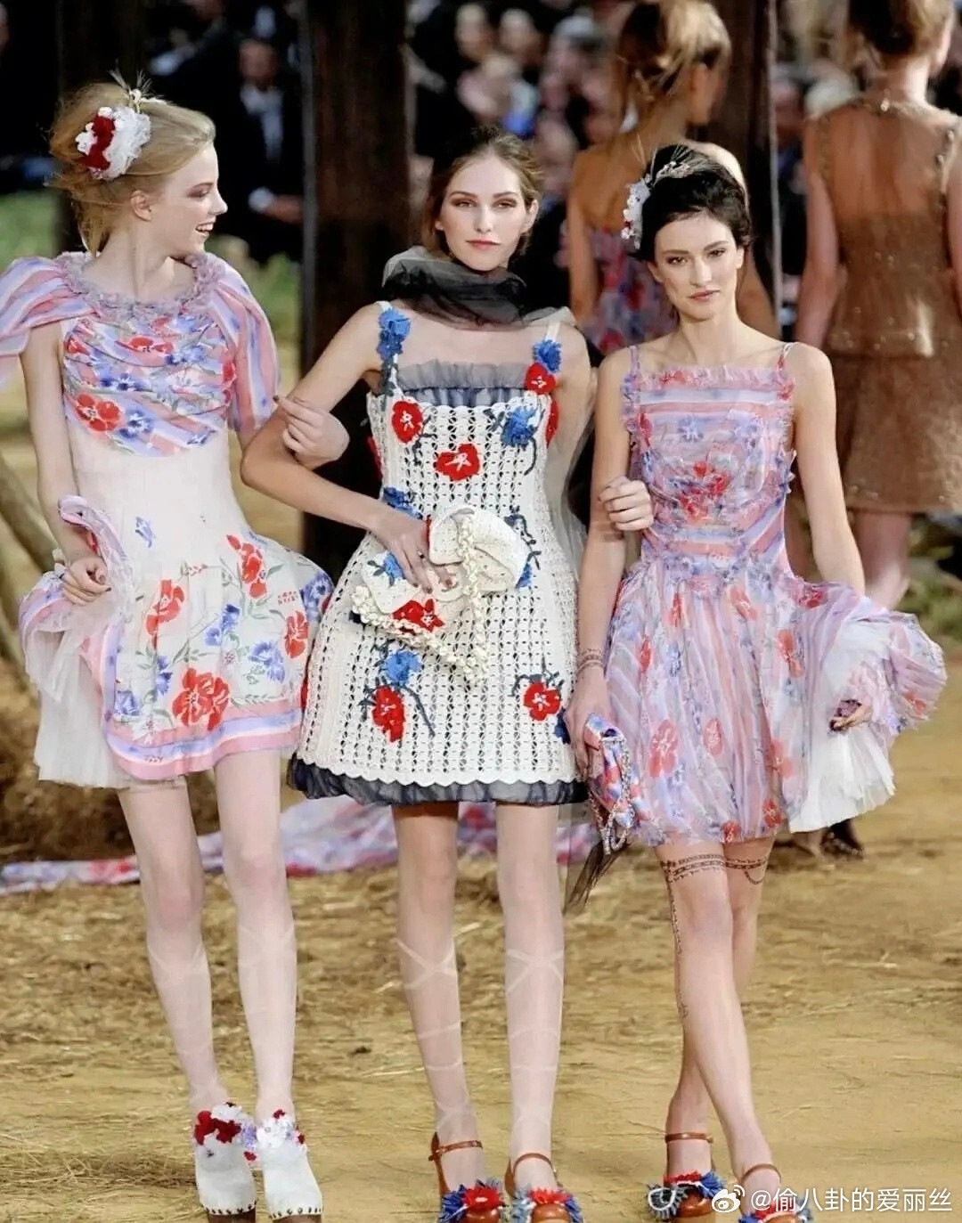 为什么外国的像含苞未放的花骨朵，我们的衣服像是diao了的花瓣还没人愿意看