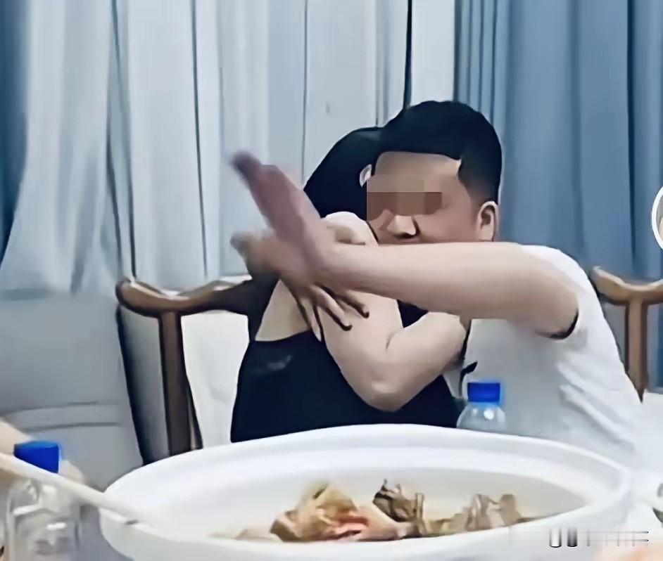 长沙已婚女子面对初恋情难自控，上前拥抱热吻，冲上热搜。最近一段时间，一个15