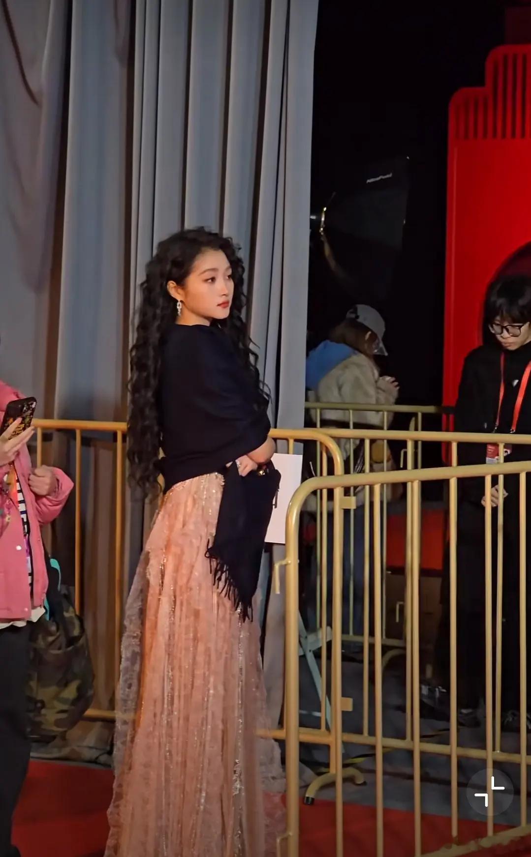 关晓彤脸明明是好看的，为什么要搭一个泡面头