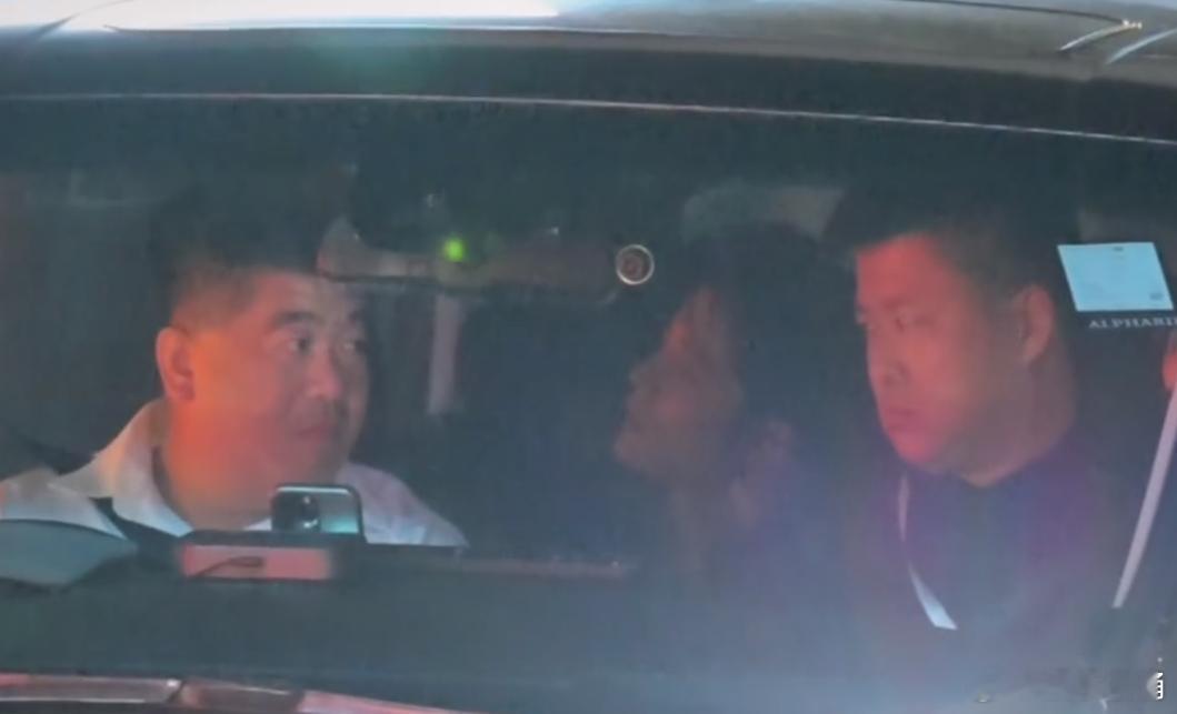 肖战想再绕一圈和粉丝打招呼肖战在车里沟通想再绕一圈肖战想再绕一圈和粉丝打招呼！