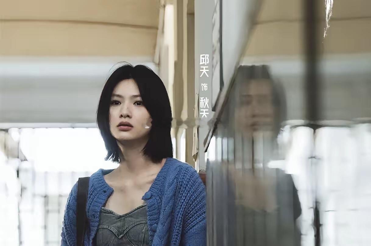 电视剧《交锋》里的女演员锦兰——周依然，31岁，四川音乐学院李凤歌——齐欢，47