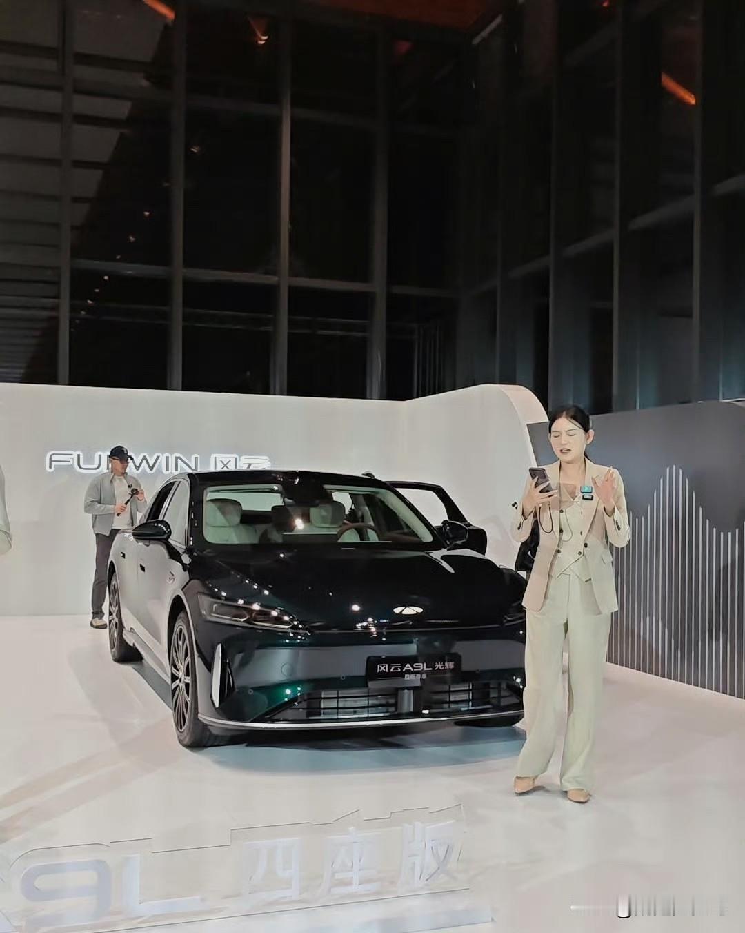 风云A9L的冷暖箱有点东西，13.7L容积，重点是温度区间达到了-18℃~50℃