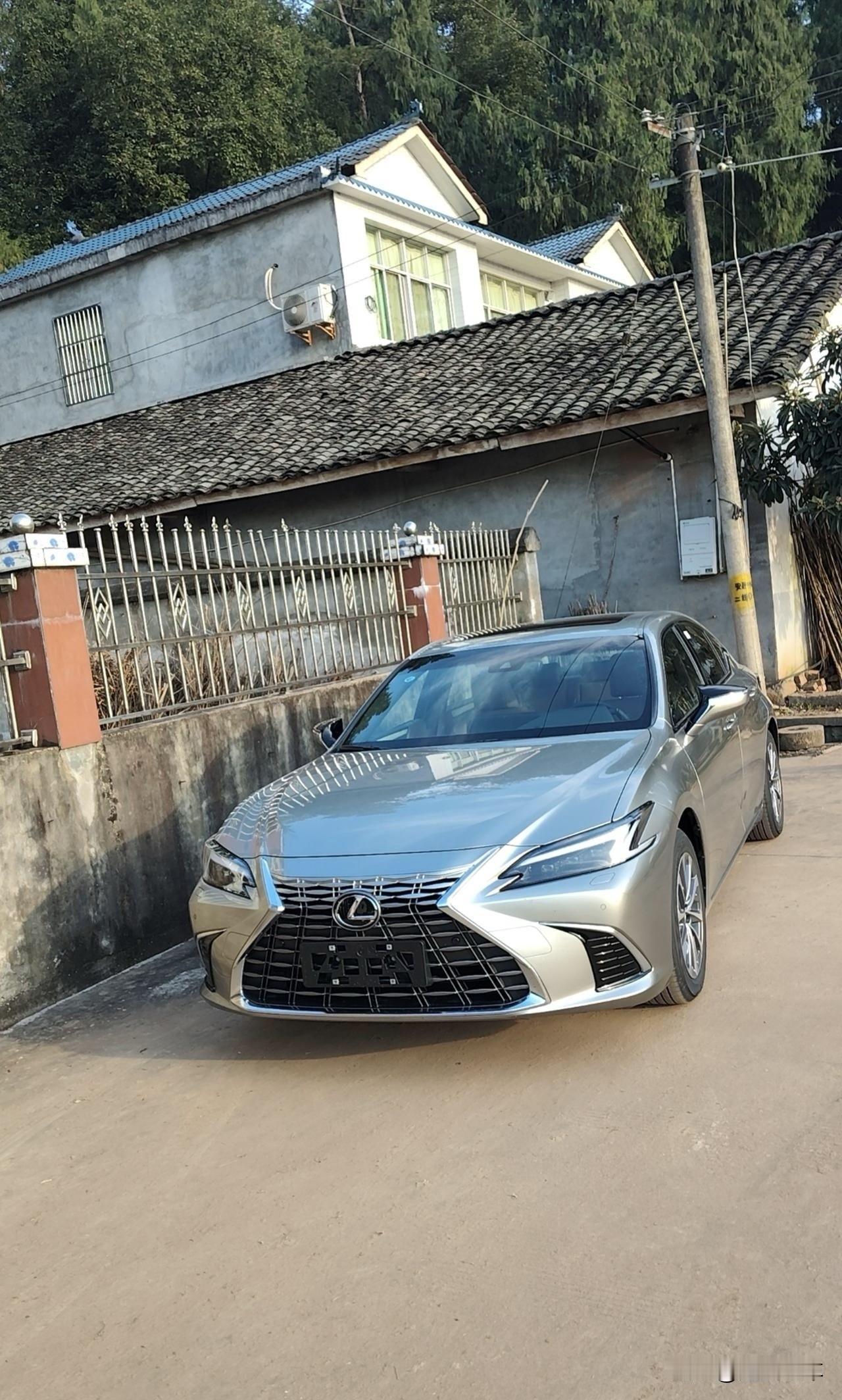 表弟的ES200：有这车还买啥新能源？表弟提了雷克萨斯ES200那天，把朋友