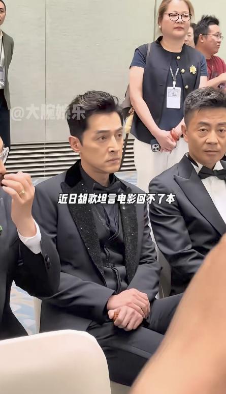 胡歌都没戏拍了。这话不是网友瞎传，是他自己在杂志采访里亲口说的。他说以前演员还能挑挑剧本，现在市场冷