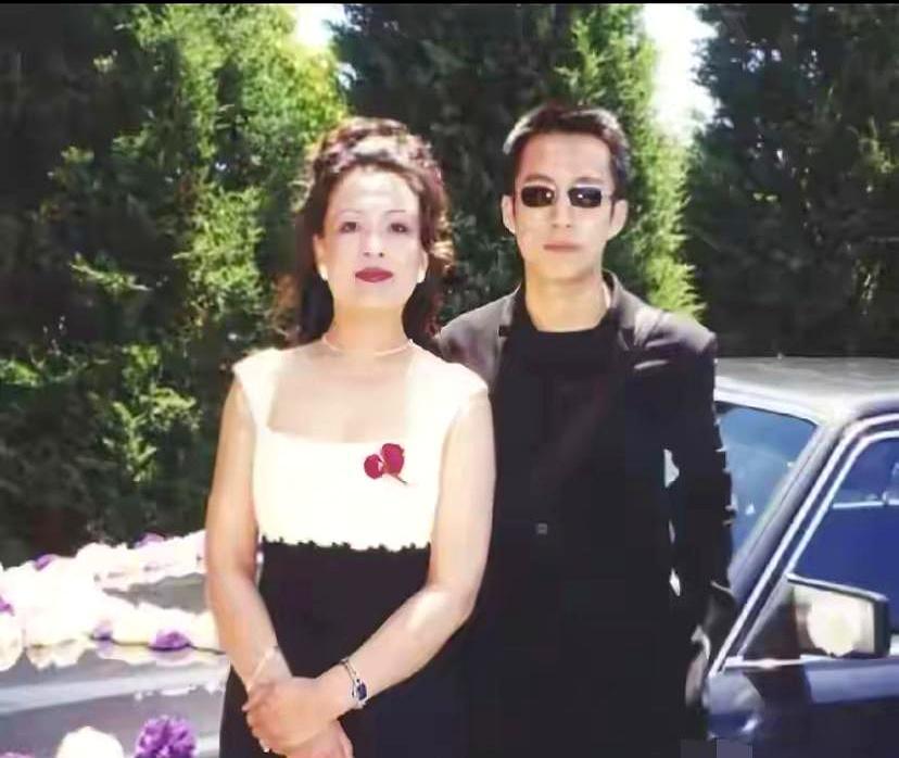 离婚四十年，陪前夫赴台陪产。张兰和汪则翰离婚已四十年。如今因孙辈频繁