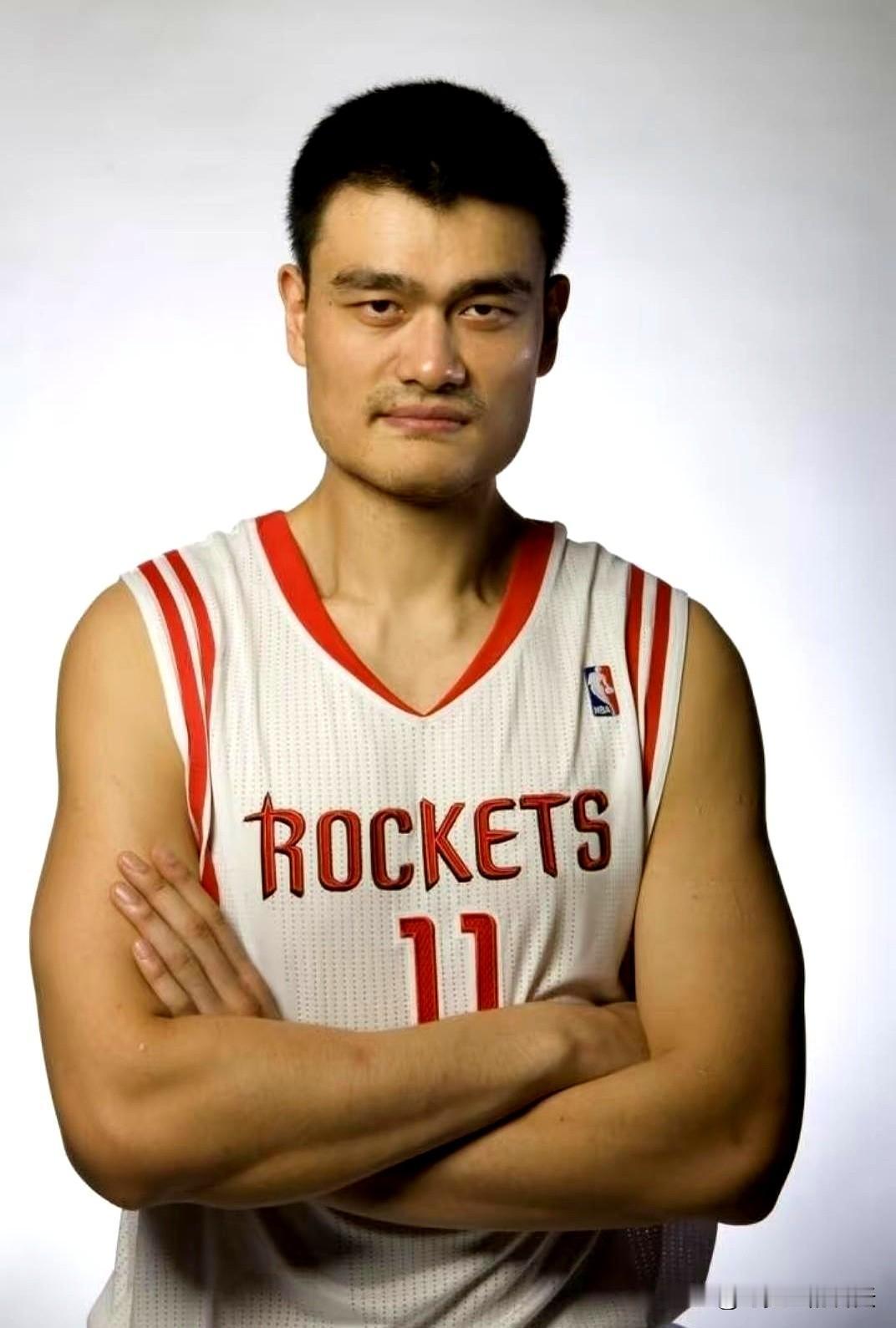 钱没到手时，编制像伞；等签约进NBA那一刻，姚明才明白伞也要收费。2002年，