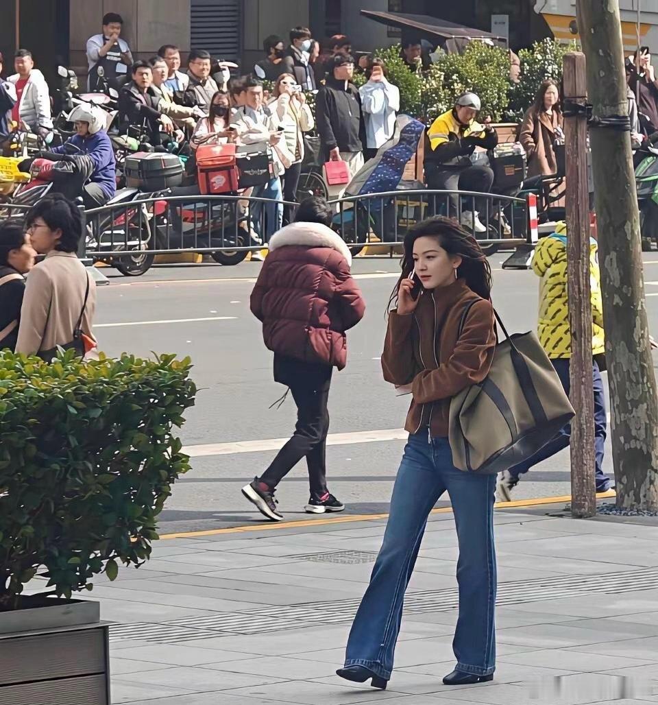 偶遇章若楠就懂了，明星的淡颜在现实中的冲击力有多大