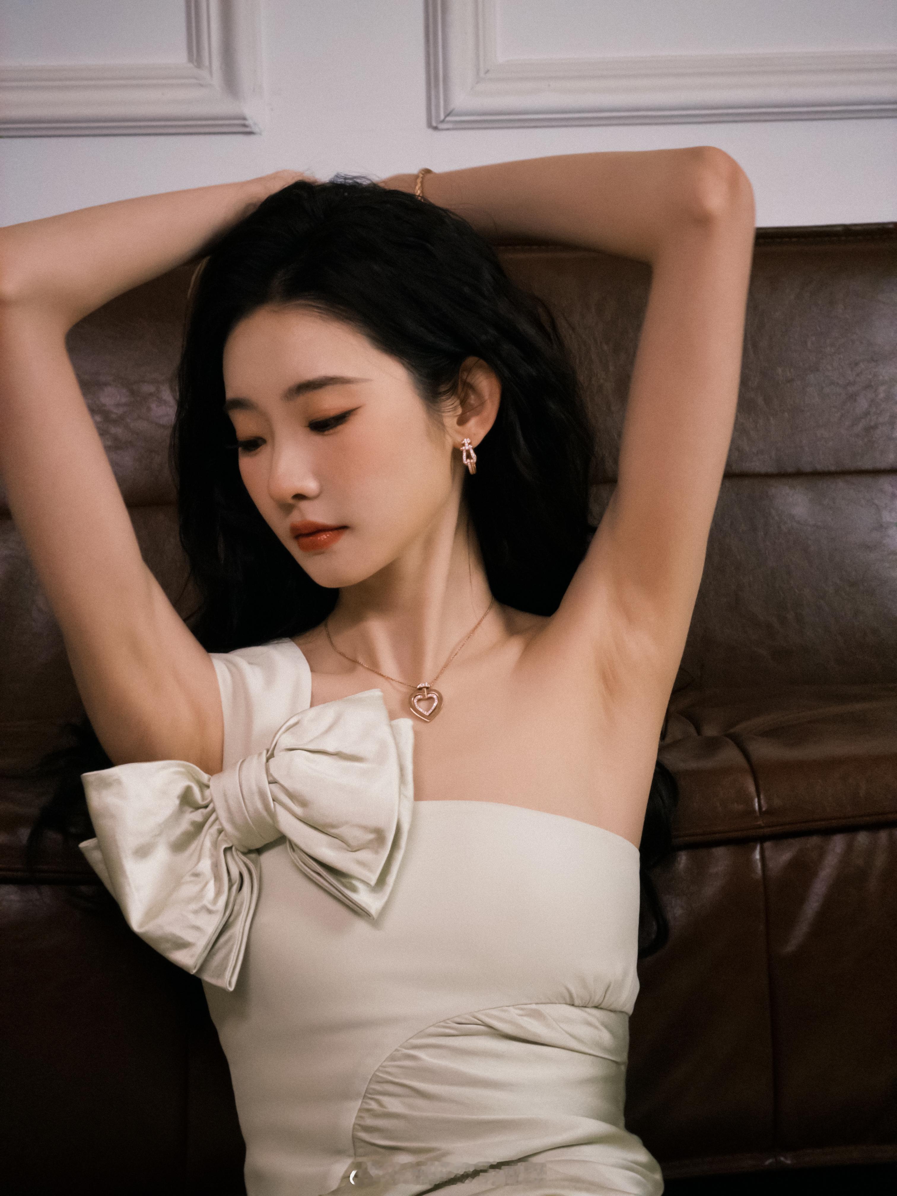 张艺凡卢昱晓造型师是天才来的张艺凡微博之夜💚