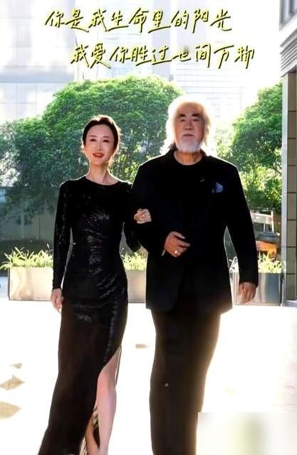 75岁张纪中老婆公园里高喊我爱你，你真信了？转头她在直播间就吐槽他：倚老卖老，又