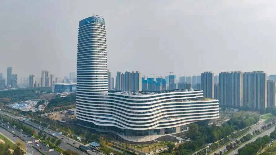 湖北广电亏惨了，2025上半年再亏2.46亿元！很多年了，湖北的电视台节目水平