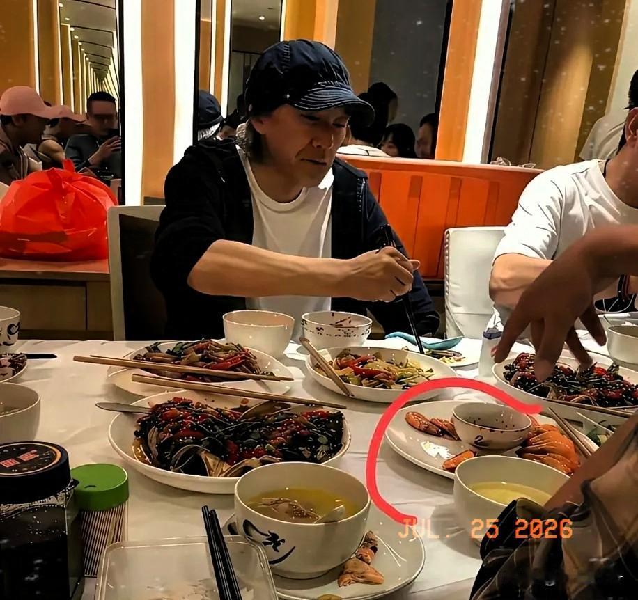 62岁的周星驰，深夜打包剩菜被全网嘲笑抠门，结果前助手田启文一句话，戳穿了娱乐圈