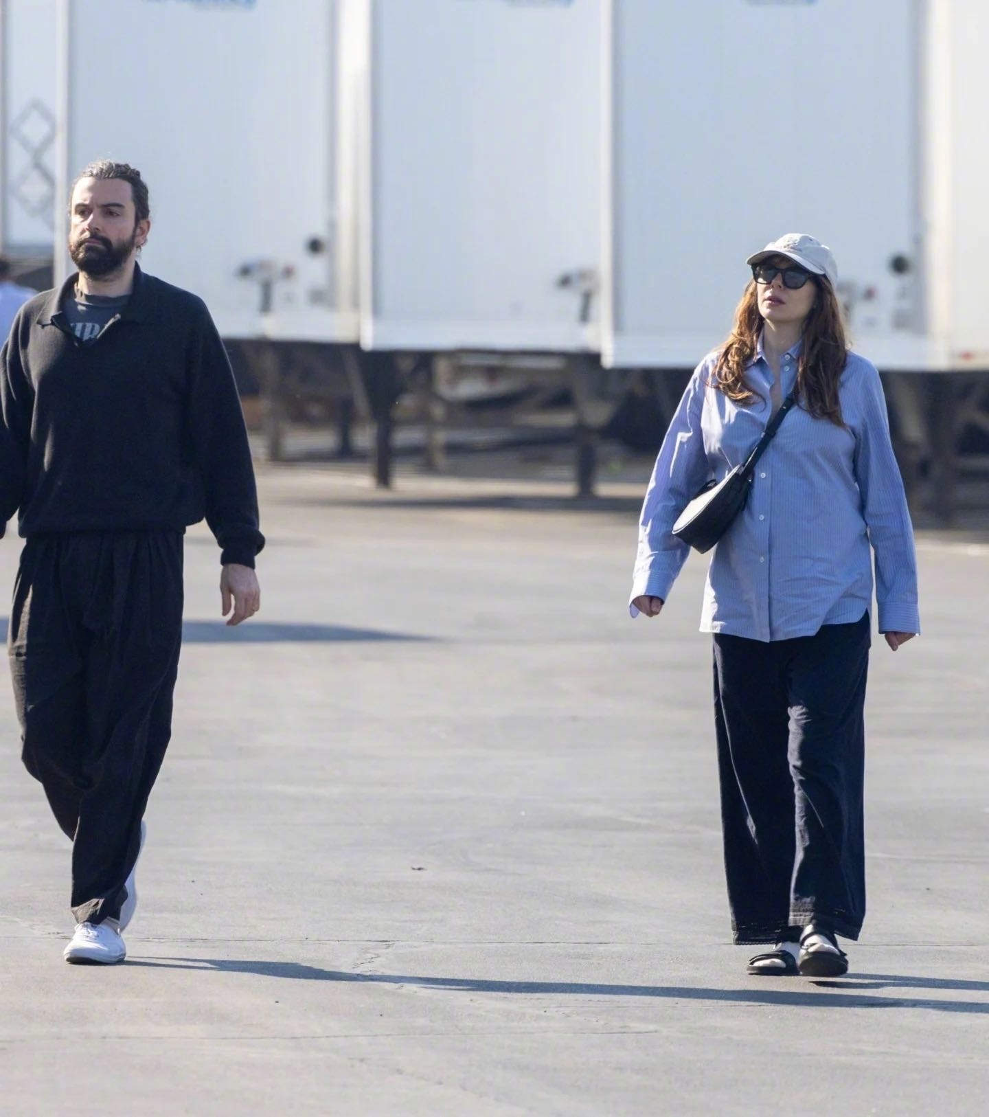 当地时间4月9日，ElizabethOlsen和丈夫RobbieArne