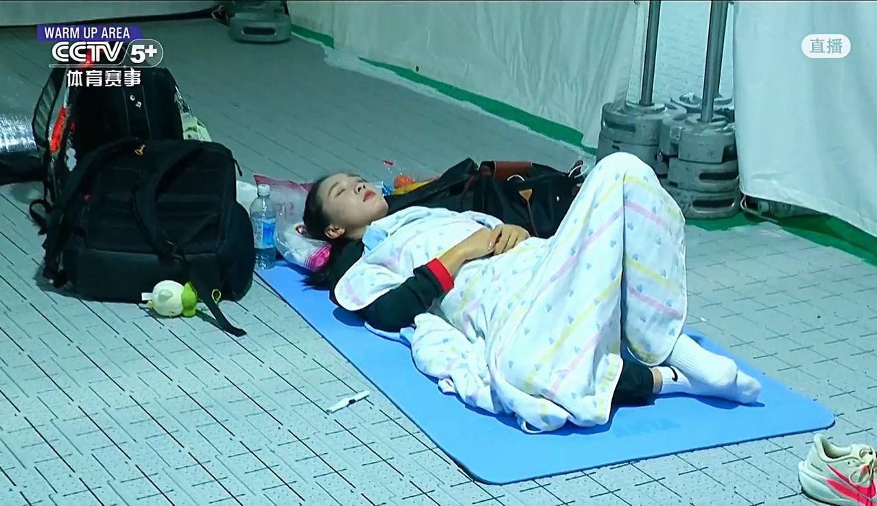 别打扰她，让她睡睡……离亚运会女子飞人大战还有2个小时，中国选手陈妤颉直接摊个垫