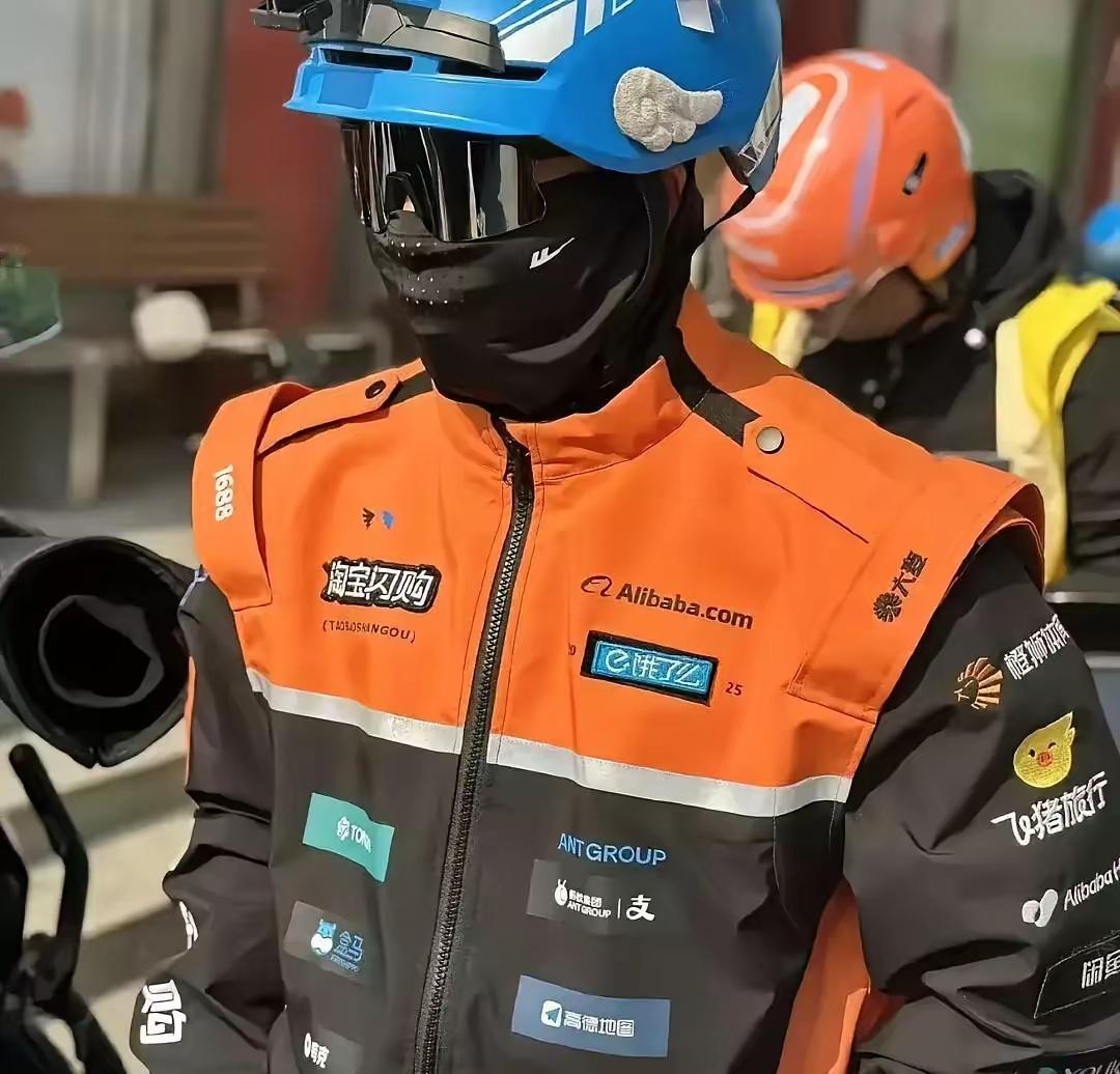 淘宝闪购的这款骑手服也太飒了吧！妥妥就是机车服的模样，还带着几分帅气呢。称