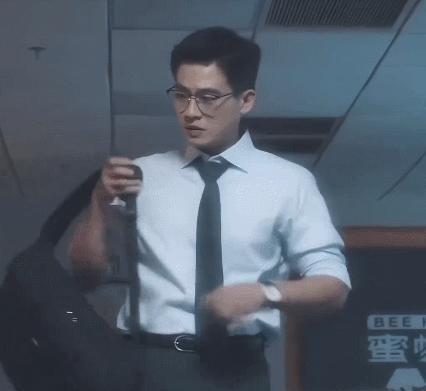 欧豪为了取悦朕真是煞费苦心，真把眼镜焊脸上了第一个想出让欧豪戴金丝眼镜的简直就