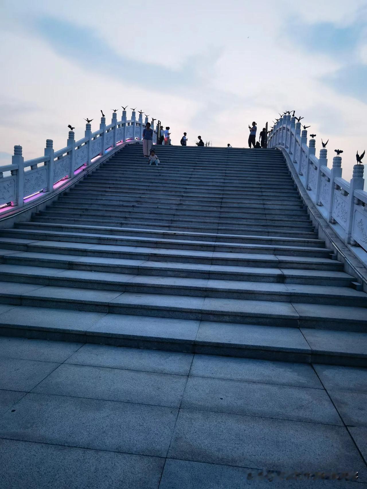 民间四大：四大傻：1、替人担保。2、替人出头。3、替人养娃。4、替人还债