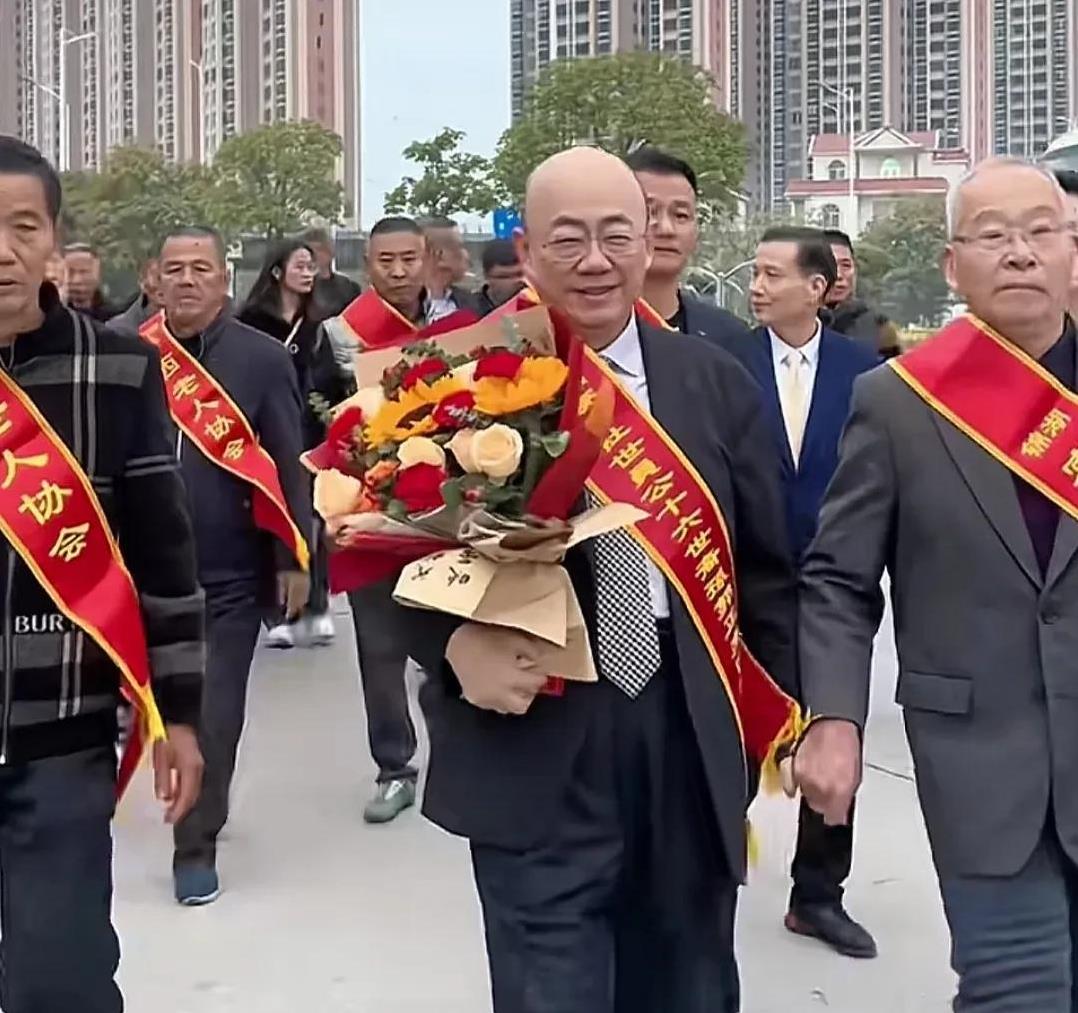 都是回大陆寻根祭祖，郭正亮和翟翾的差别也太大了。郭正亮去年底回福建认祖归宗，整
