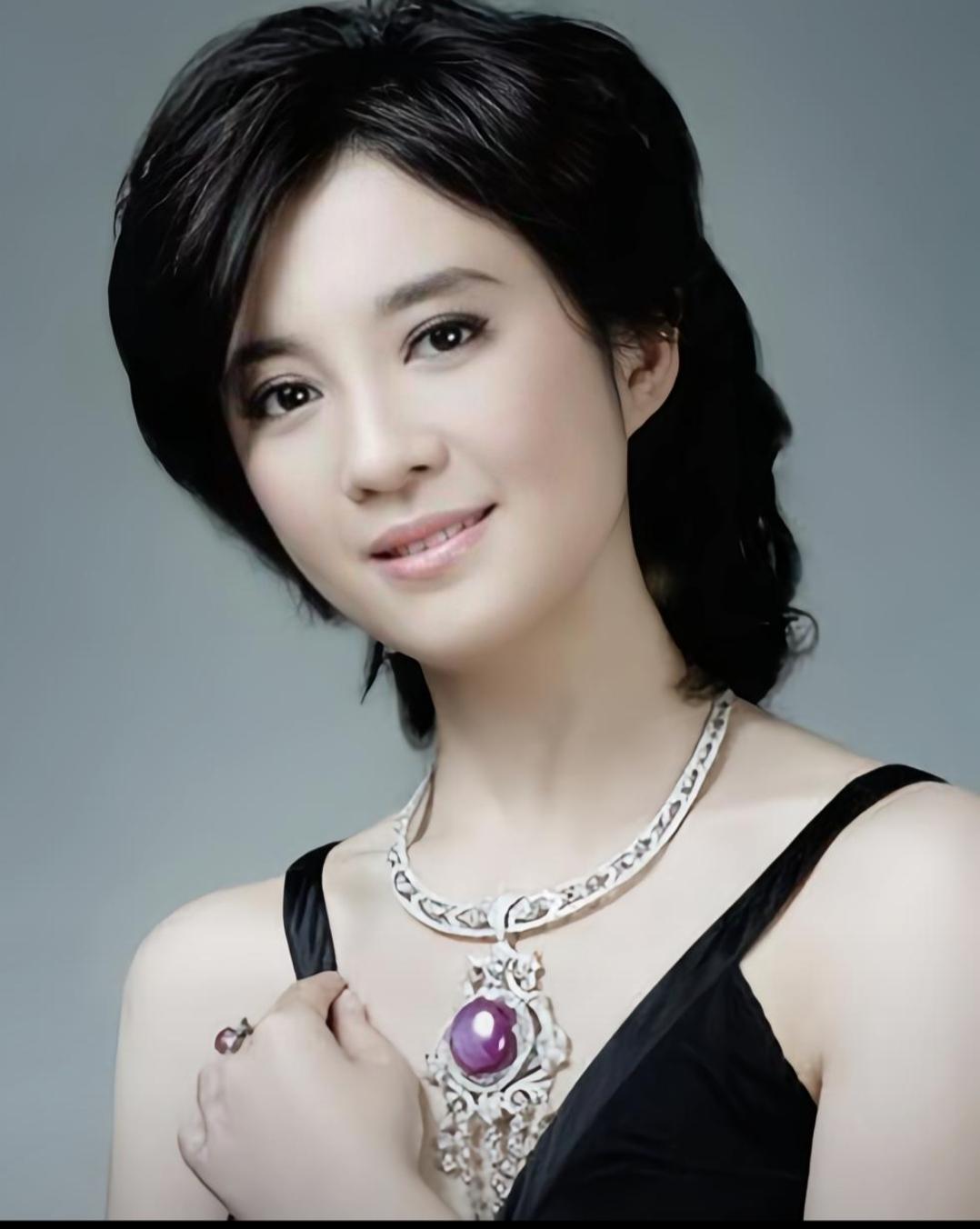 57岁许戈辉：美女主持变粗腿大妈，结婚21年感情稳定，难再回荧幕娱乐明星