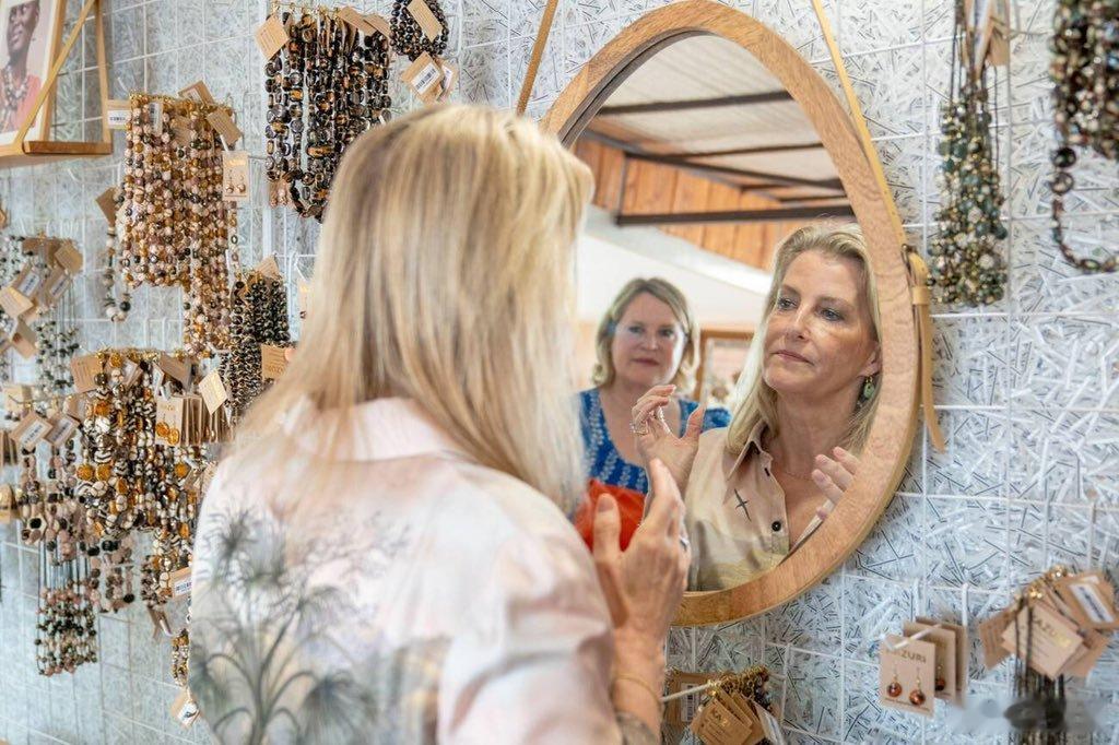 英国王室🇬🇧2月24日，爱丁堡公爵夫人索菲访问肯尼亚，肯尼亚现任总统威廉·鲁