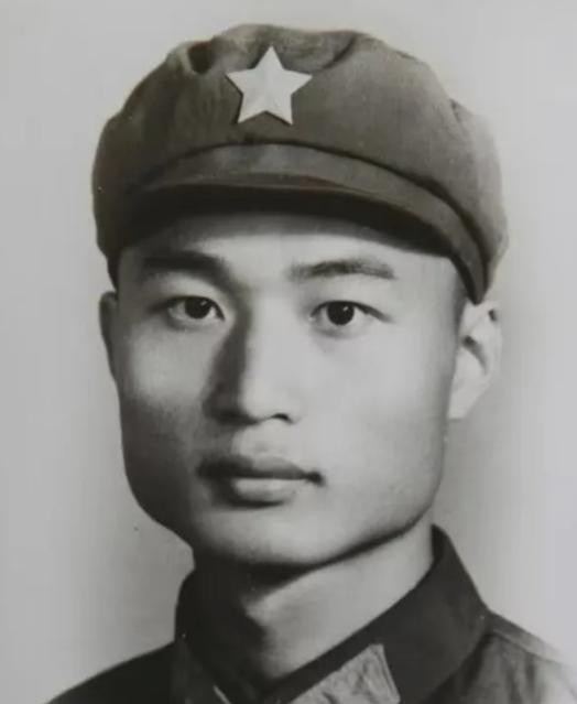 1951年，志愿军飞行员刘玉堤奉命返航途中，无意间向云层下面瞟了一眼，竟然看到了