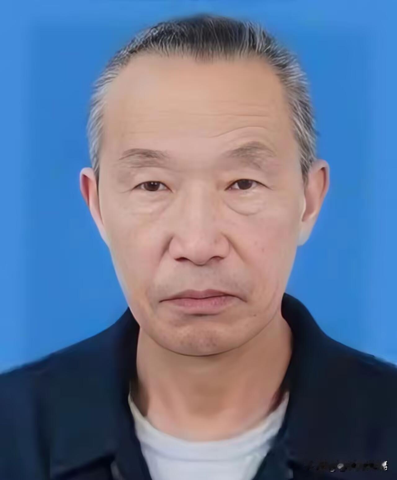 69岁保洁员清晨扫街撞见双刀歹徒追砍女学生，赤手空拳扑上去身中两刀，追出30米倒