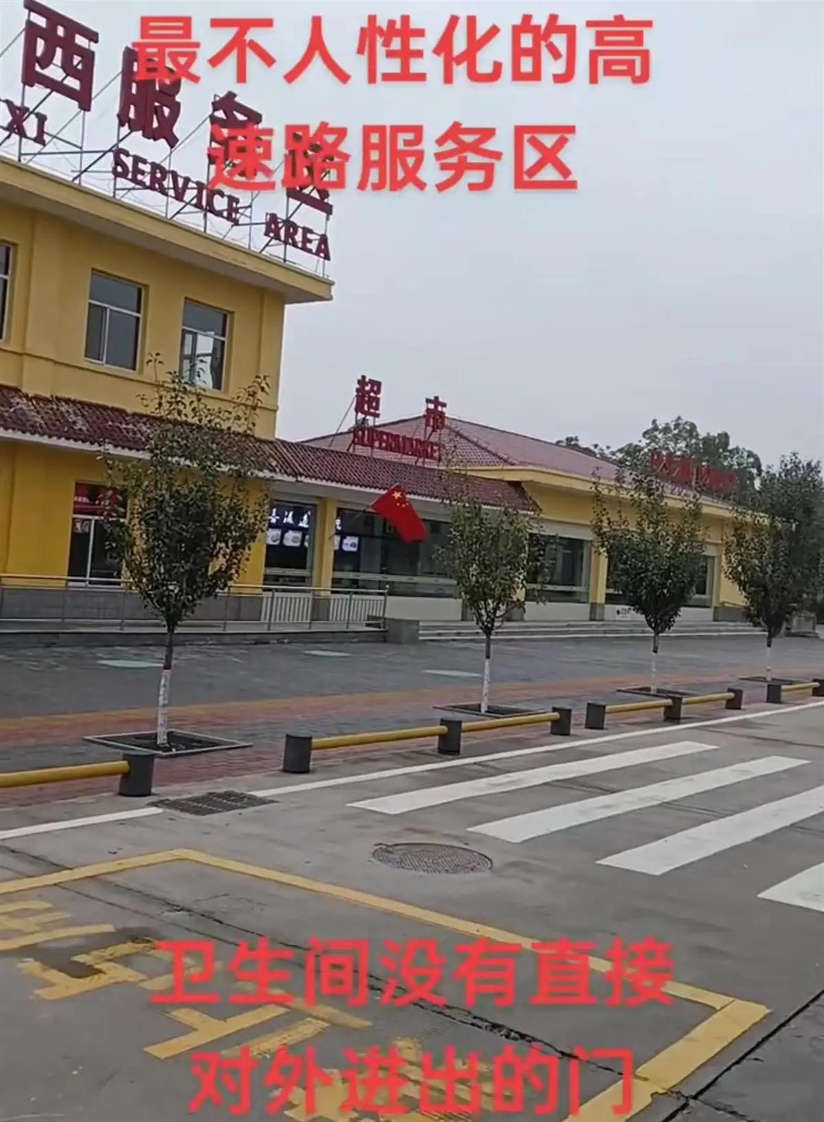 这则新闻，表面看似一则普通的“厕所设计”问题，却折射出我们对“便民”与“商业利益