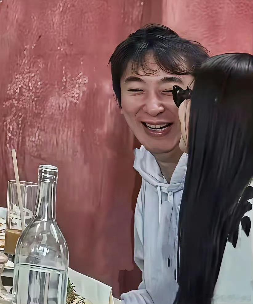 网友在美国餐厅拍到王思聪，身边簇拥着好几位女生，席间众人谈笑打闹，一副悠哉享乐的模样，看得出来心情相