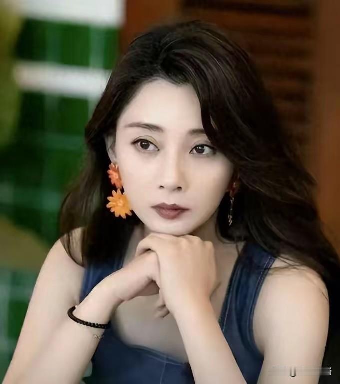 活明白了！46岁女演员殷桃素颜走机场被拍，身家被曝超10亿豪车十几辆，却背着旧帆