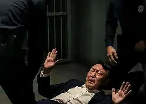 没想到堂堂的一国总统竟然落得如此境地。韩国总统尹锡悦，据说在狱中被带走时，躺在地