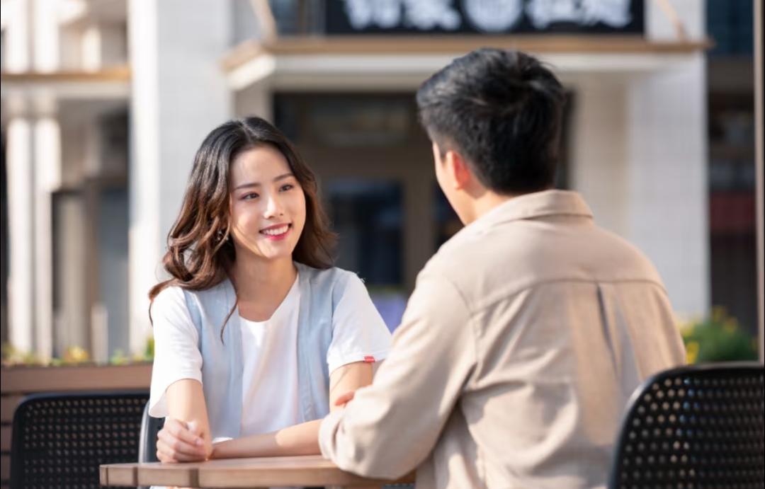 我侄女今天相亲，刚在饭店坐下，男生张口就问“这顿能AA吗？”，我侄女直接怼回去