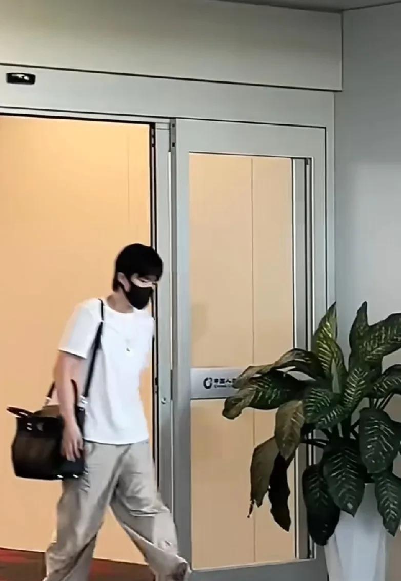 王楚钦到达新疆了，没想到他到新疆后的第一件事，不是休息，也不是品尝美食，