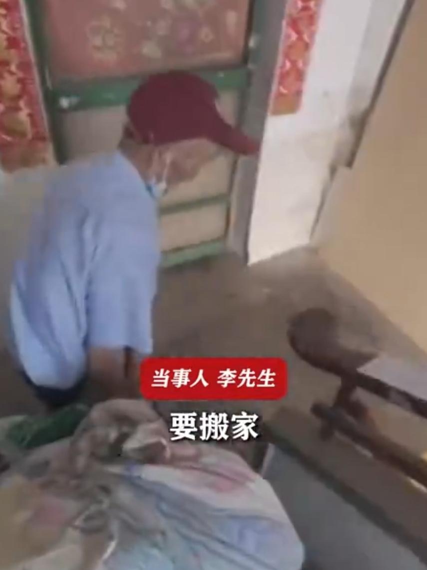 近日，北京一位外卖小哥送完订单下楼，看到一位年迈的大爷独自搬东西，老人年纪大了，