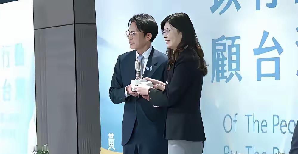 黄国昌表态不会再帮助国民党再次为解冻党产修法，实际上更多的是他已有心无力。虽然黄